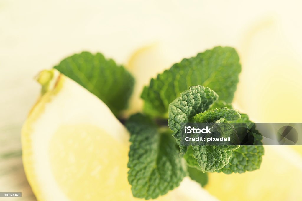 Menta y limón rebanadas - Foto de stock de Alimento libre de derechos
