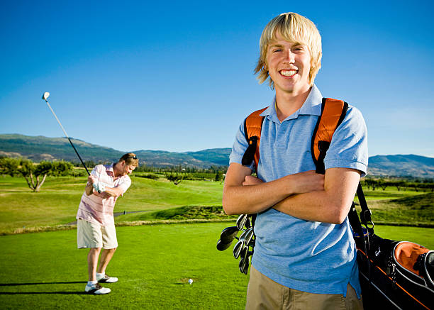 padre e hijo jugar golf - caddy fotografías e imágenes de stock