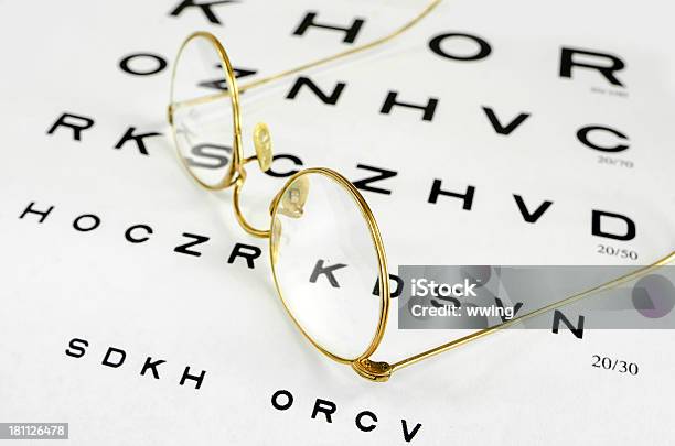 視力検査表にアンティーク眼鏡 - めがねのストックフォトや画像を多数ご用意 - めがね, 眼, 視力検査