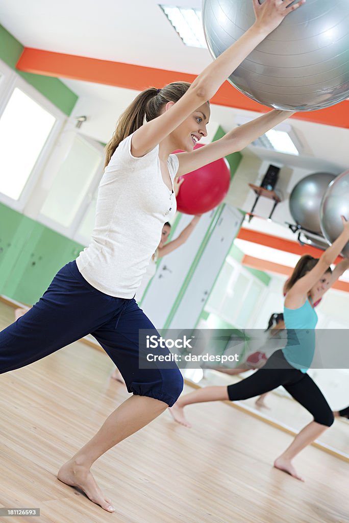 Pelota de Pilates ejercicios - Foto de stock de 20 a 29 años libre de derechos