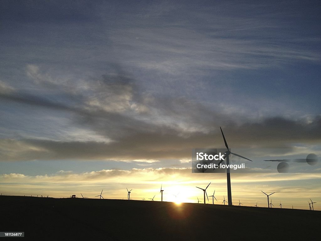 風力タービン、サンセット - グリーンテクノロジーのロイヤリティフリーストックフォト