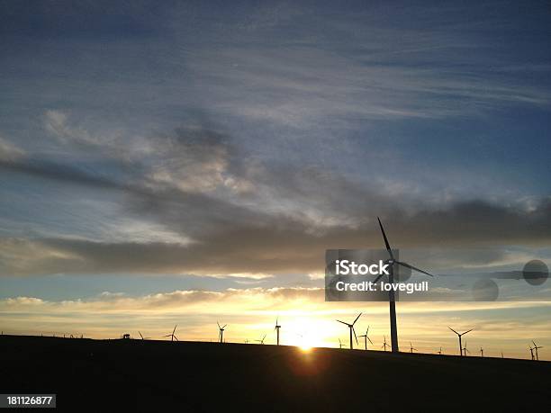 風力タービンサンセット - グリーンテクノロジーのストックフォトや画像を多数ご用意 - グリーンテクノロジー, コミュニケーション, サービス