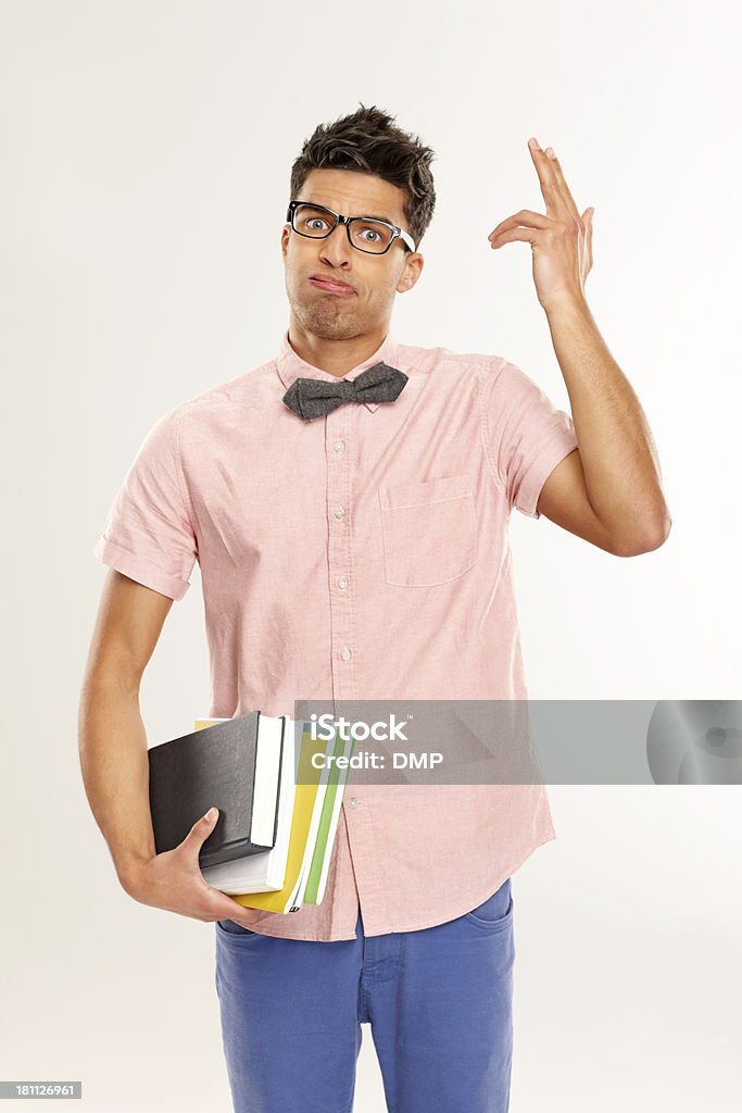 Pourtant Portrait de jeune étudiant posant sur fond gris - Photo de 20-24 ans libre de droits