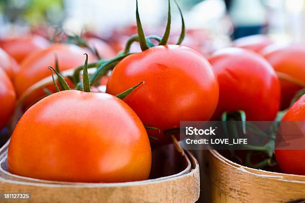 Foto de De Tomate e mais fotos de stock de Cesto - Cesto, Comida e bebida, Cru