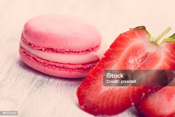 Fragole Macaroons - Fotografie stock e altre immagini di Amaretto - Amaretto, Biscotto secco, Carino