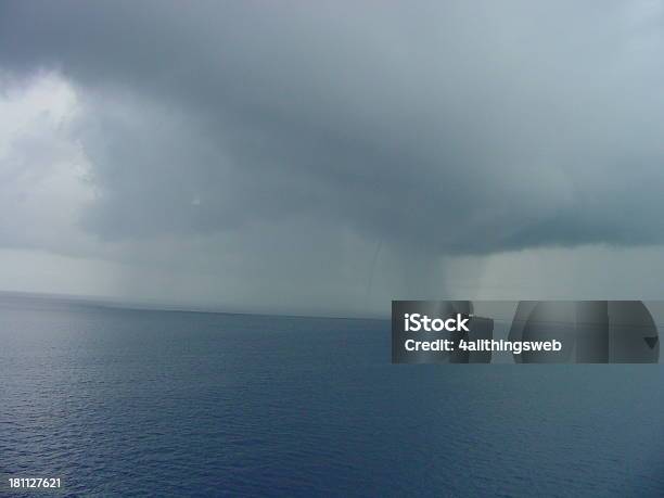 Tempestade Com Um Waterspout - Fotografias de stock e mais imagens de Ao Ar Livre - Ao Ar Livre, Azul, Baía