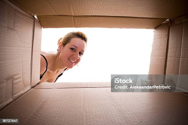 Jovem Mulher Feliz Olhando Para A Caixa De Papelão - Fotografias de stock e mais imagens de Caixa