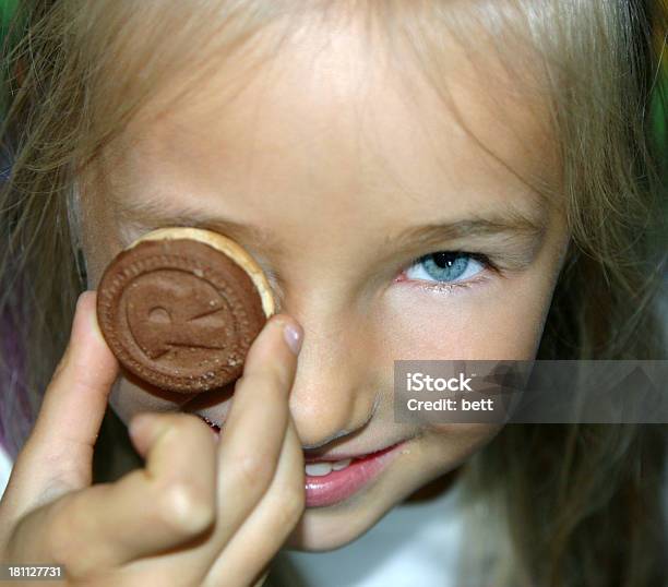 Menina Com Bolo - Fotografias de stock e mais imagens de Alegria - Alegria, Azul, Beleza