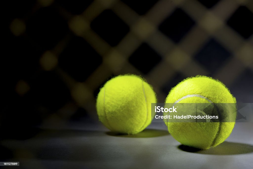 Palle da tennis su sfondo scuro - Foto stock royalty-free di Ambientazione interna