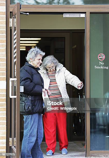 Foto de Mulheres Idosas Deixando Consultório Médico e mais fotos de stock de Consultório Médico - Consultório Médico, Abrindo, Ir embora