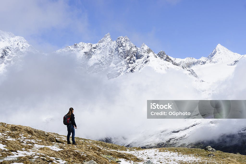 Jovem mulher admirar Neve coberta de Montanhas - Royalty-free Admirar a Vista Foto de stock