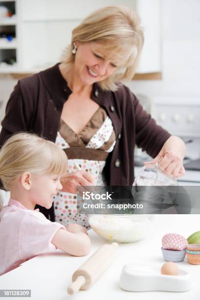 Criança E Mulher Fazer Doces Cupcakes - Fotografias de stock e mais imagens de 50 Anos - 50 Anos, Adulto, Adulto maduro