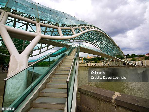 Foto de Tbilisi Bridge e mais fotos de stock de Adulto - Adulto, Arquitetura, Centro da cidade