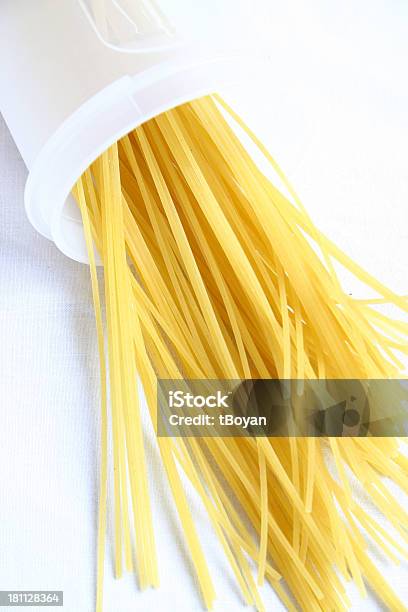 Spaghetti - zdjęcia stockowe i więcej obrazów Artykuły spożywcze - Artykuły spożywcze, Białe tło, Duża grupa obiektów