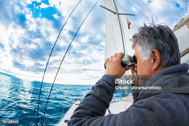 Foto de Homem Em Iate Olha Através De Binóculos e mais fotos de stock de Binóculos - Binóculos, Mar, Veleiro