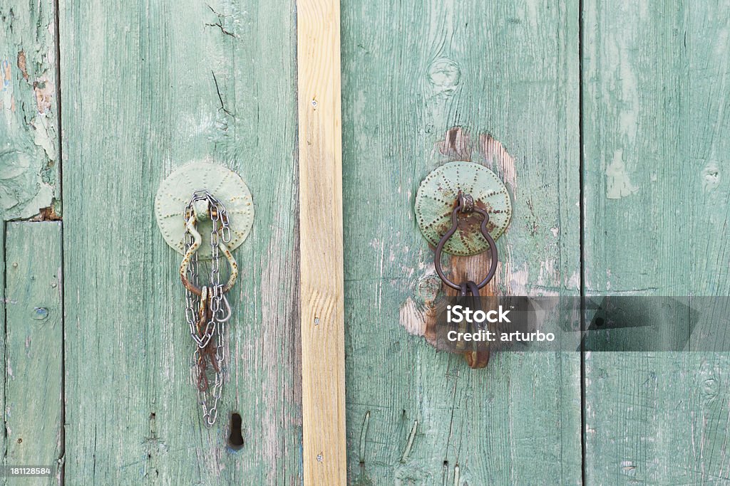 Par antiga aldeia maçaneta doorknocker verde de madeira Chipre - Foto de stock de Acabado royalty-free