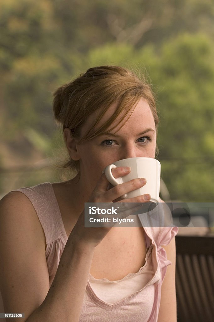 Девушка, наслаждаясь кофе - Стоковые фото Верти�кальный роялти-фри