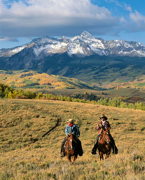 dos de los cowboys - riding autumn meadow land fotografías e imágenes de stock