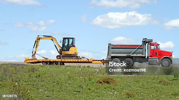Transport Ein Excavator Stockfoto und mehr Bilder von Anhänger - Anhänger, Bagger, Baufahrzeug