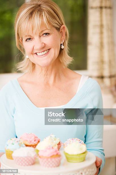 Donna Matura Con Cupcakes - Fotografie stock e altre immagini di Adulto - Adulto, Adulto in età matura, Anziani attivi