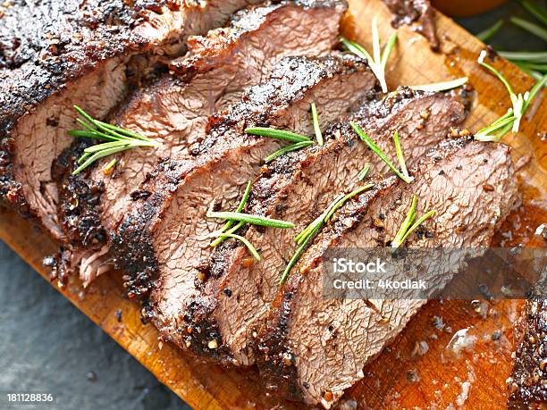 Carne De Res A La Parrilla Foto de stock y más banco de imágenes de Ajo - Ajo, Alimentos cocinados, Asado - Alimento cocinado