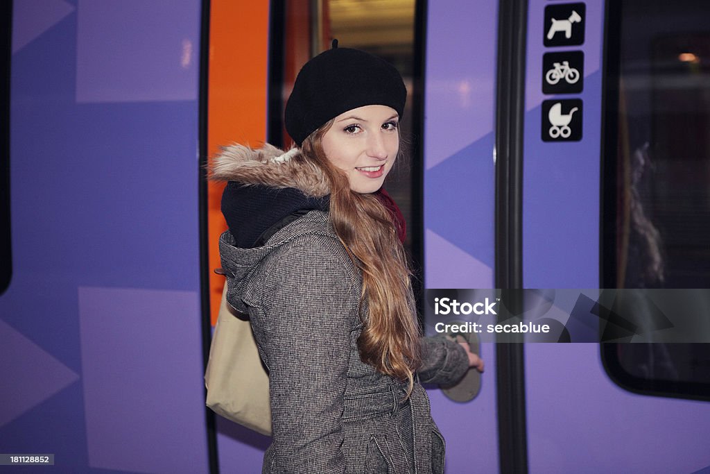 Kobieta oglądając pociągu - Zbiór zdjęć royalty-free (Dorosły)