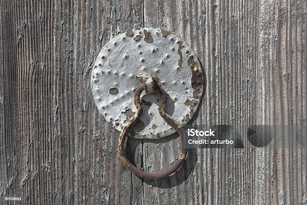Uma antiga Aldeia doorknocker do Puxador da porta de madeira marrom Chipre - Royalty-free Acabado Foto de stock