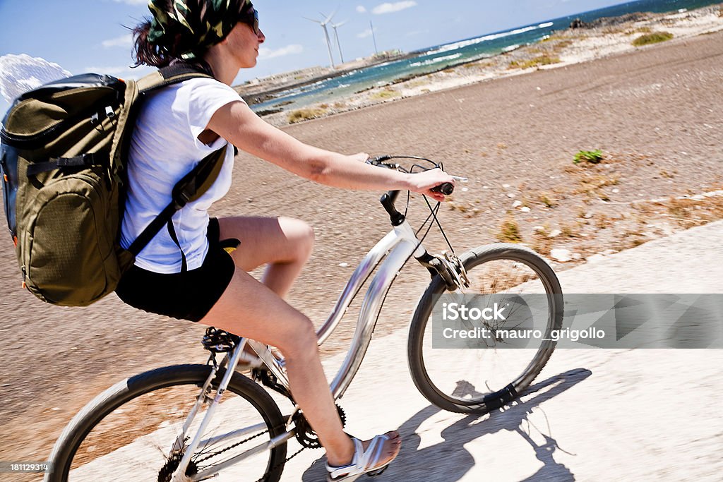 Горный велосипед. Скидка на поездки - Стоковые фото 20-29 лет роялти-фри