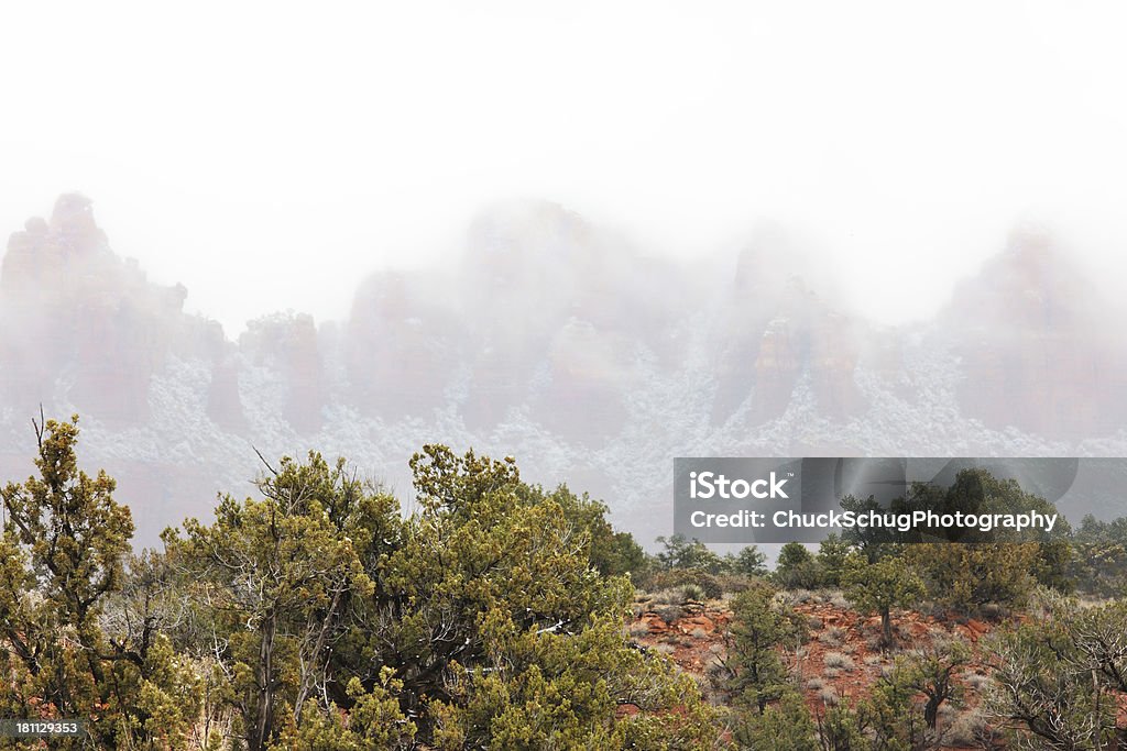 Tormenta de nieve niebla Sedona invierno - Foto de stock de Acantilado libre de derechos