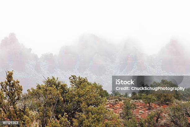 Tormenta De Nieve Niebla Sedona Invierno Foto de stock y más banco de imágenes de Acantilado - Acantilado, Actividades recreativas, Aire libre