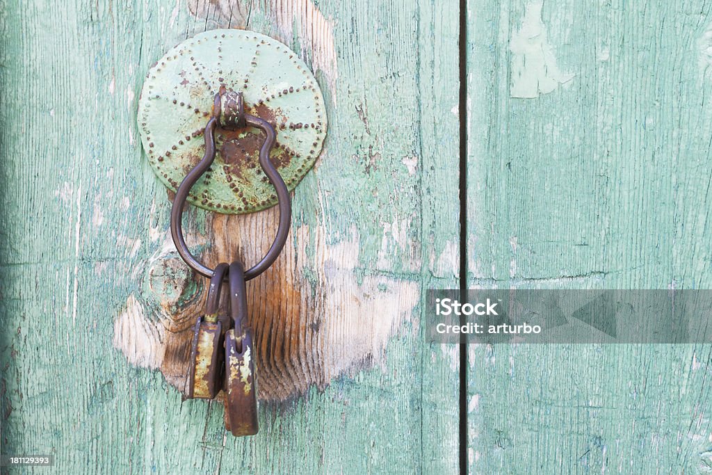 Manípulo da porta bloqueada velha Aldeia doorknocker de madeira Chipre - Royalty-free Acabado Foto de stock