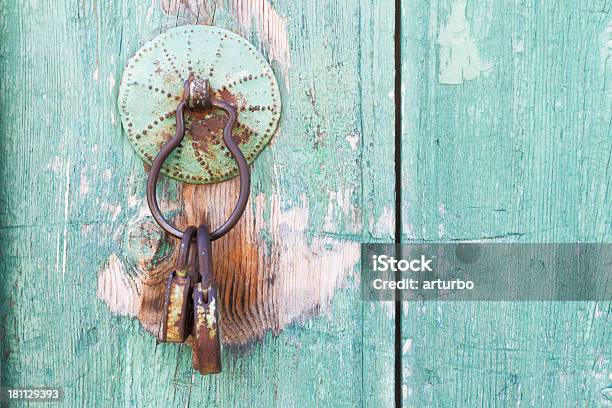 Manípulo Da Porta Bloqueada Velha Aldeia Doorknocker De Madeira Chipre - Fotografias de stock e mais imagens de Acabado