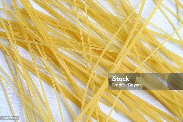 Spaghetti Tło - zdjęcia stockowe i więcej obrazów Artykuły spożywcze - Artykuły spożywcze, Bez ludzi, Duża grupa obiektów