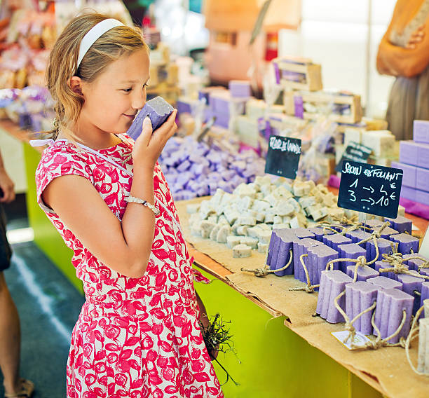 sapone a figlio/a per l'analisi di un mercato di prodotti agricoli nel provenve - market farmers market agricultural fair child foto e immagini stock