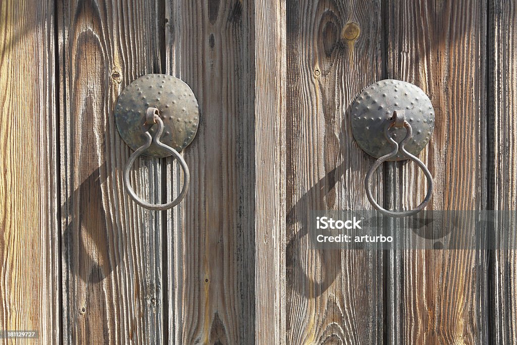 Dos brown old Pueblo, mango de puerta gris de madera doorknocker Chipre - Foto de stock de Aldaba libre de derechos