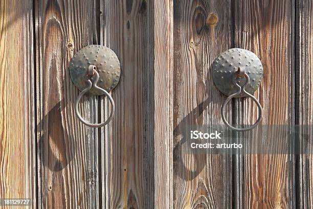 Dos Brown Old Pueblo Mango De Puerta Gris De Madera Doorknocker Chipre Foto de stock y más banco de imágenes de Aldaba