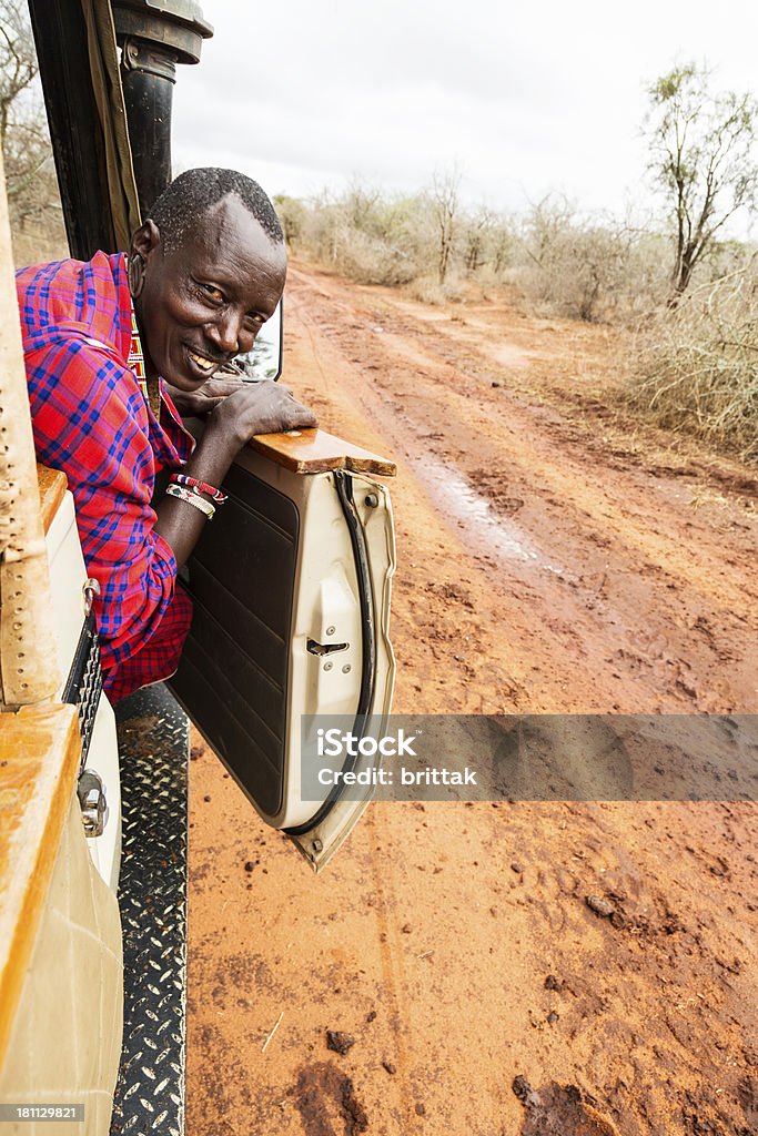 Controlador Maasai verificar road en época de lluvia. - Foto de stock de Adulto libre de derechos