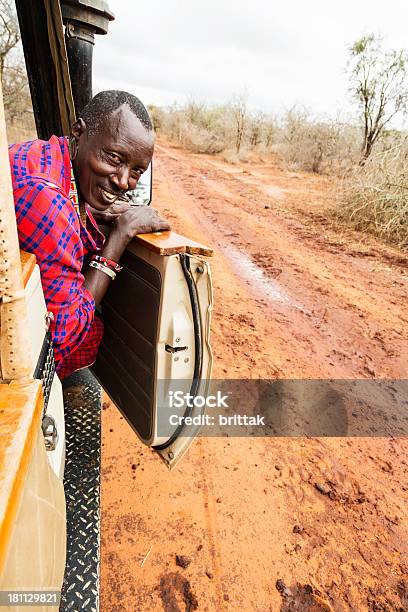 Controlador Maasai Verificar Road En Época De Lluvia Foto de stock y más banco de imágenes de Adulto