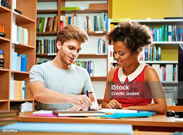 Studentów Pracujących Razem - zdjęcia stockowe i więcej obrazów Biblioteka - Biblioteka, Grupa wieloetniczna, Młody dorosły