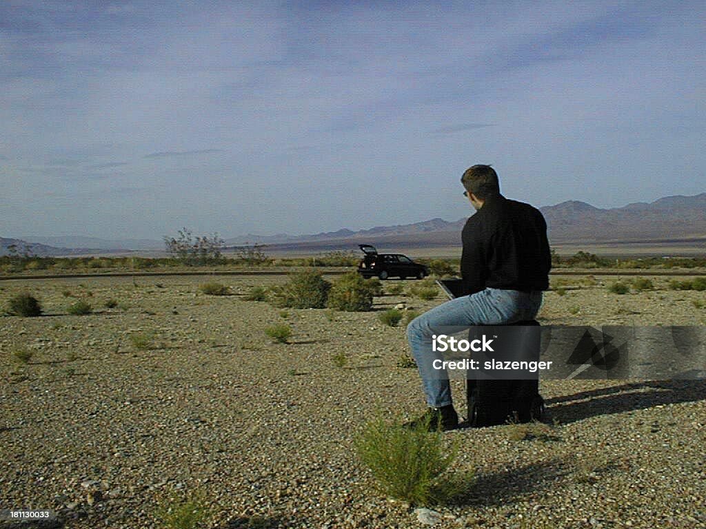 Uomo con notebook nel deserto - Foto stock royalty-free di Raccoglitore ad anelli