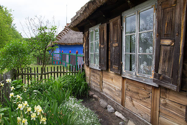 деревянные фермерский дом - lowicz стоковые фото и изображения