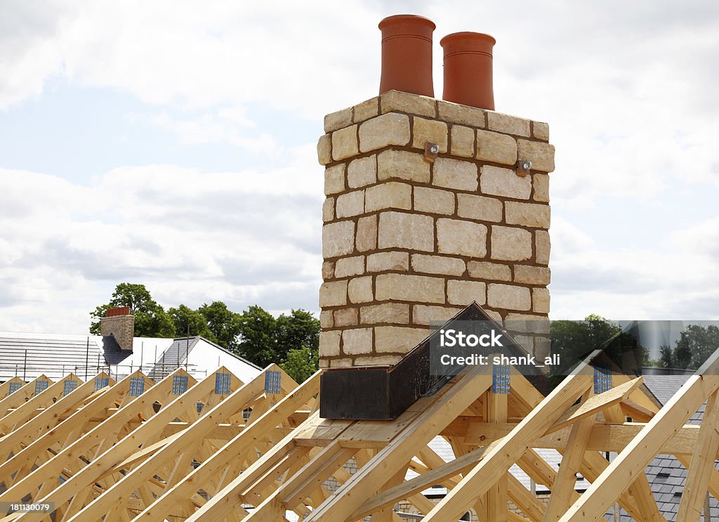 Un nouveau toit et cheminée - Photo de Au-dessus de libre de droits