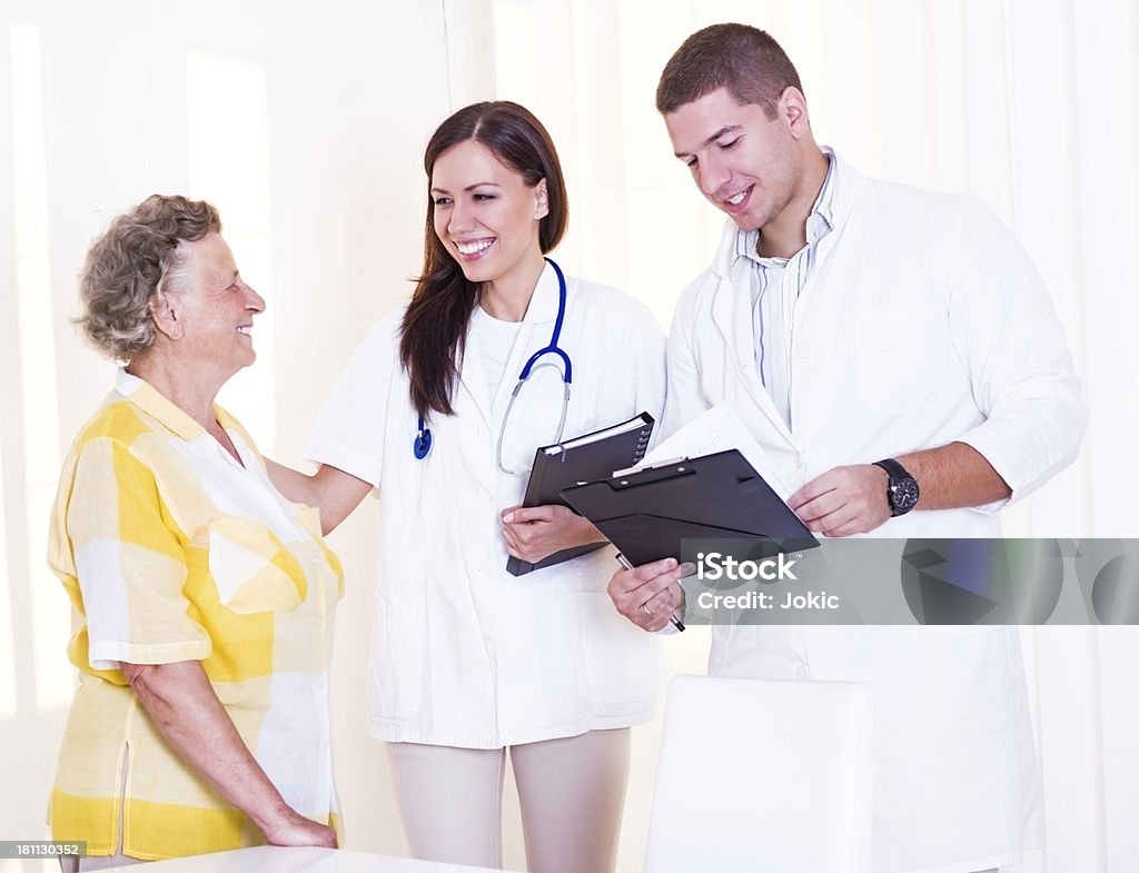 Junger Arzt mit Patienten. - Lizenzfrei 60-69 Jahre Stock-Foto