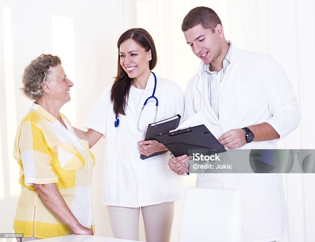 Giovane medico con il paziente. - Foto stock royalty-free di 60-69 anni