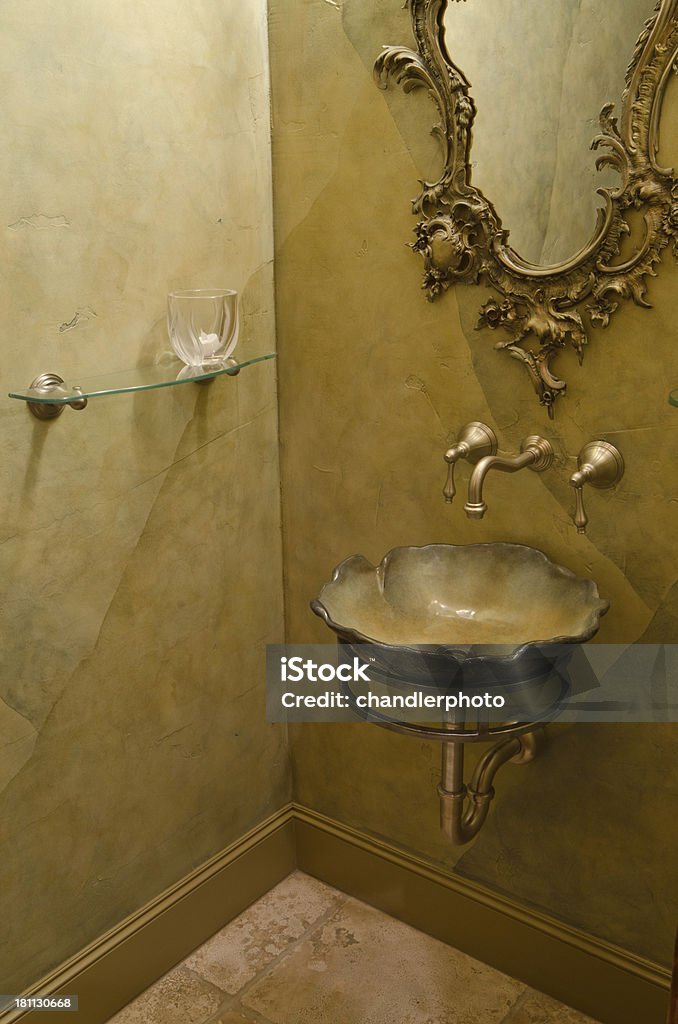Primo piano del lavandino del bagno - Foto stock royalty-free di Ambientazione interna