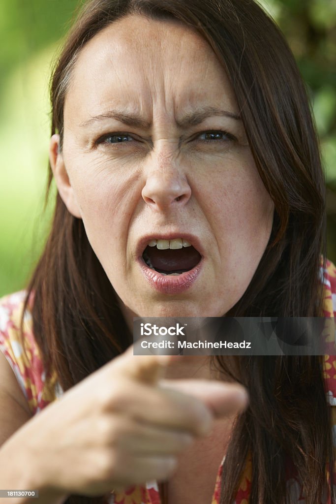Angry de meia idade mulher a apontar para a câmara - Royalty-free 40-49 Anos Foto de stock