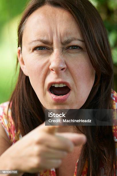 Angry De Meia Idade Mulher A Apontar Para A Câmara - Fotografias de stock e mais imagens de 40-49 Anos - 40-49 Anos, Acusar, Adulto