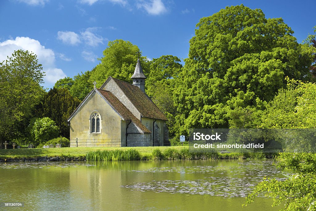 Iglesia de campo inglesa - Foto de stock de Lago libre de derechos