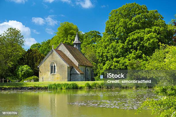 Inglês País Igreja - Fotografias de stock e mais imagens de Lago - Lago, Normando, Aldeia