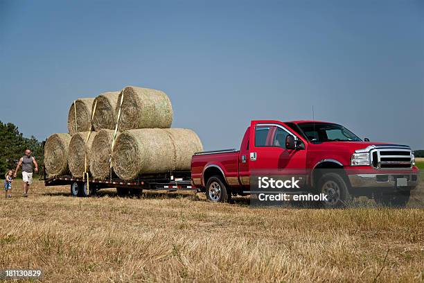 Last Of Hay Bales Bereit Zu Ortsansässigen Entfernt Stockfoto und mehr Bilder von Kleinlastwagen